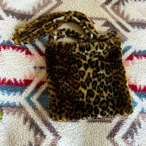 Super cute and soft leopard print cross body bag.